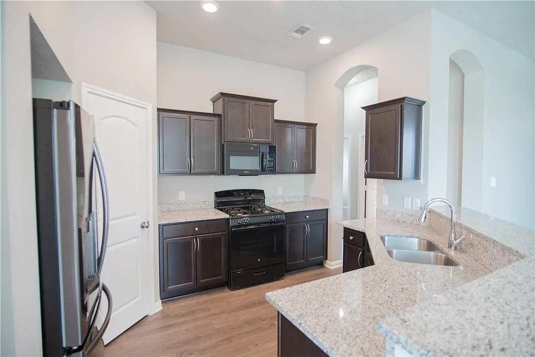 3 bed, 1280 sqft, $2,000 — Photo 3