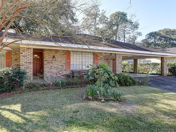 3rd image of 207 Edgewater Dr