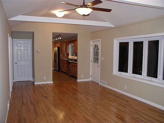 l/r 20x13 hardwood cathedral ceiling bay window w/ lakeview