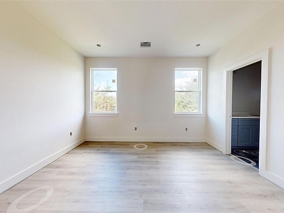 4th image of 2039 Oak Forest Dr