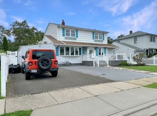245 Dartmouth Dr, Hicksville, NY 11801