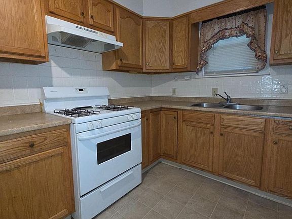 5th image of 921 Perry St