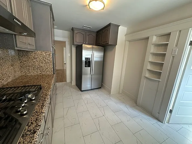 139 N Harvard Blvd — Photo 24
