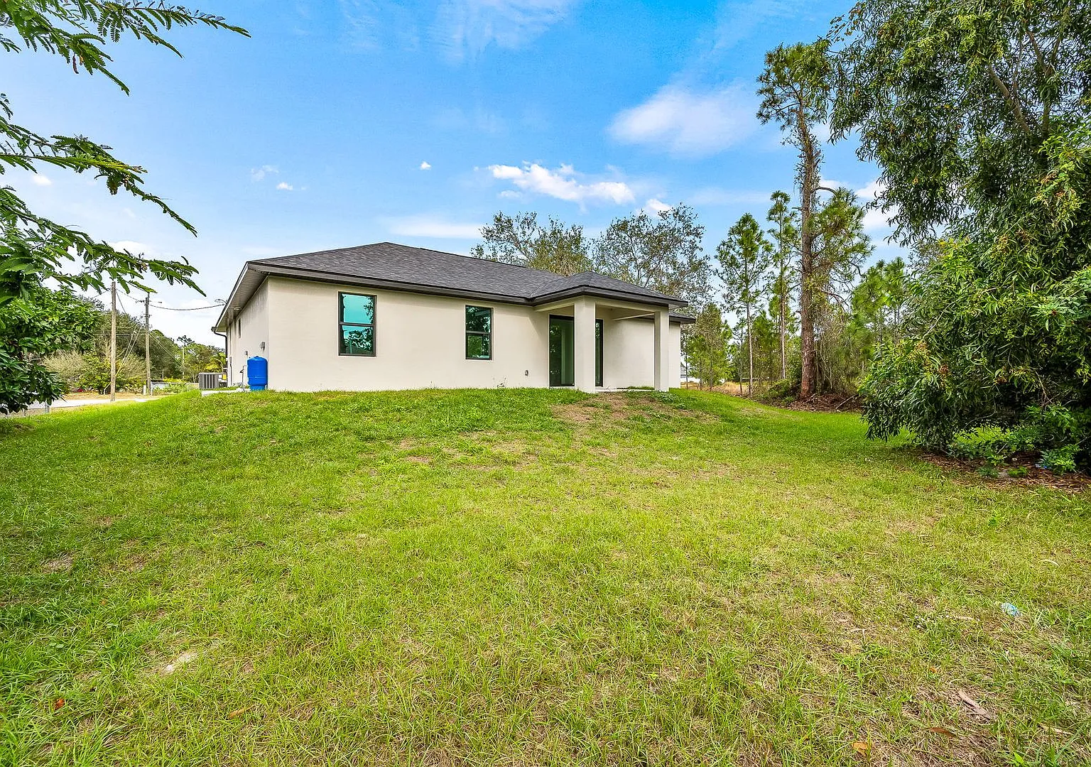Beautifully Renovated Home with Modern Open-Concept Design in Lehigh Acres — Photo 4