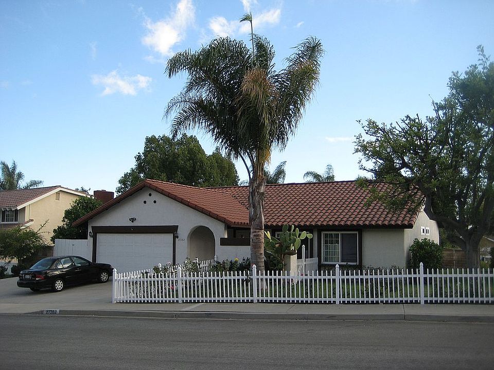 HUGE WHITE FENCED FRONT YARD