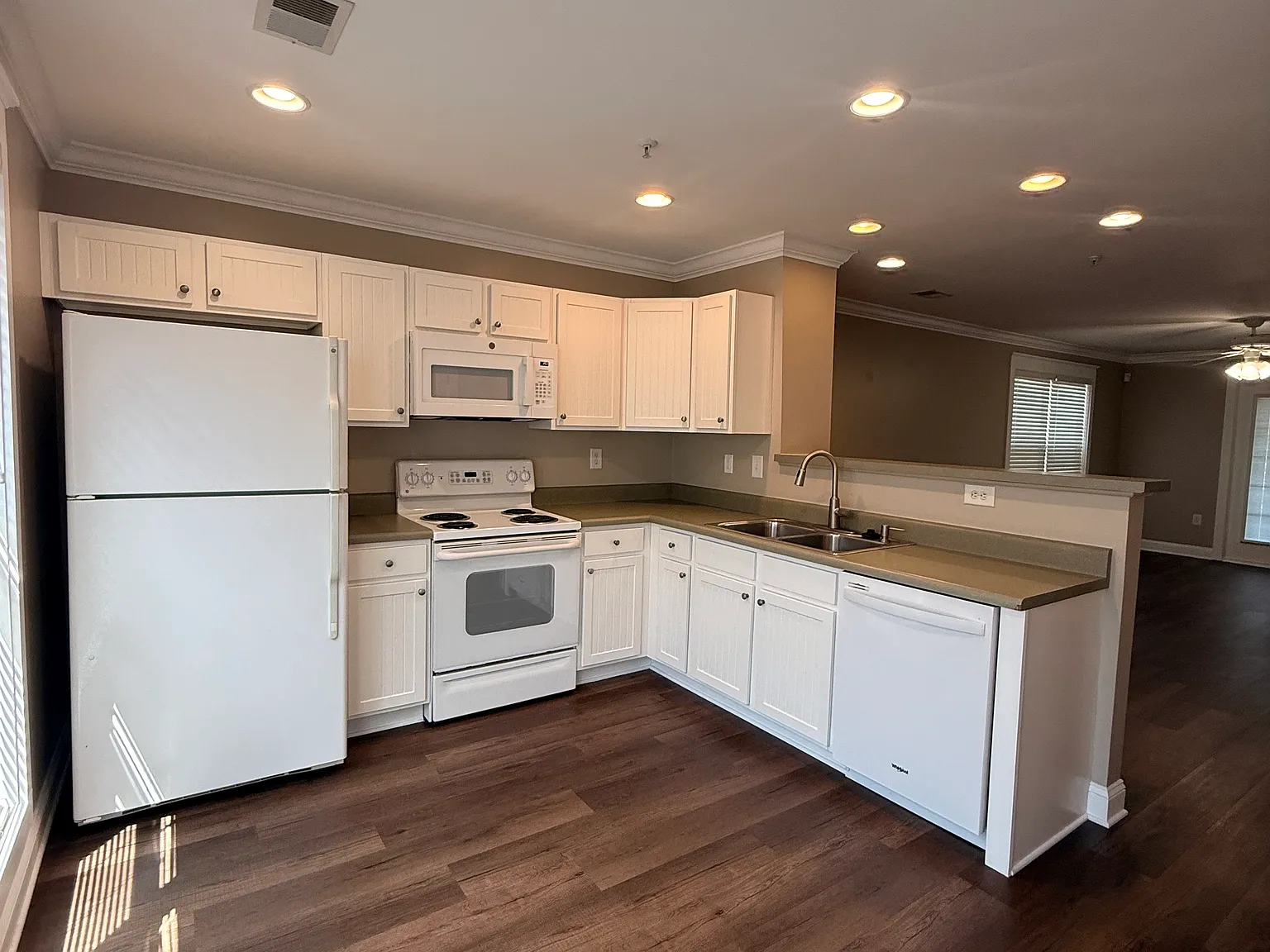 2 bed, 2.5 bath, 1168 sqft, $1,600 — Photo 4
