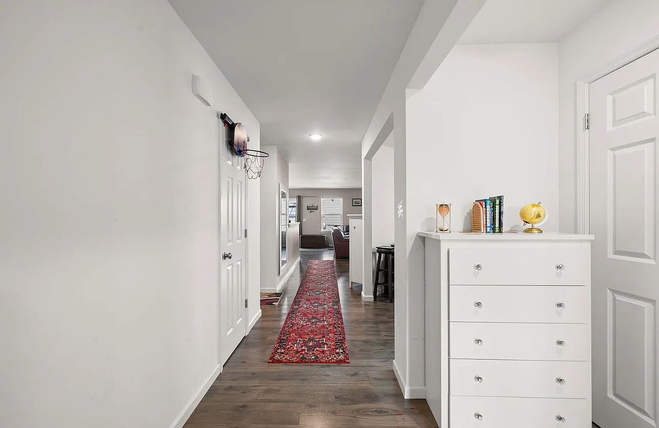3 bed, 2366 sqft, $2,400 — Photo 2