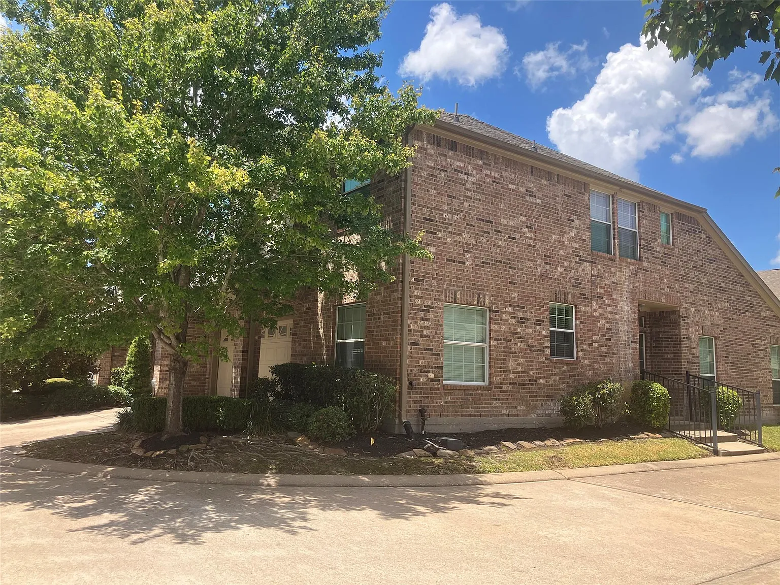 3 bed, 2.5 bath, 2177 sqft, $2,250 — Photo 2