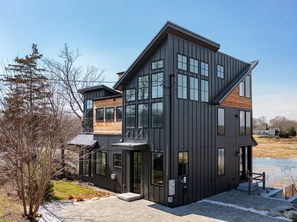 10 Chestnut Pl, Hingham, MA 02043