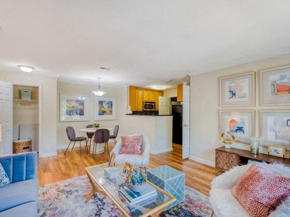 Abbotts Run Apartment Homes | 5711 Woodlawn Gable Dr, Alexandria, VA