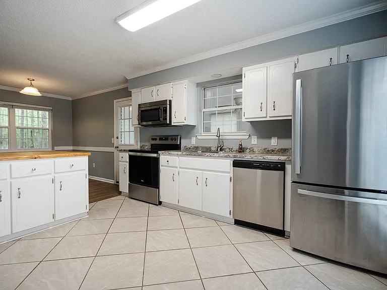 65 Angie St — Photo 11