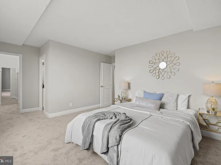 501 Slaters Ln #824 — Photo 4
