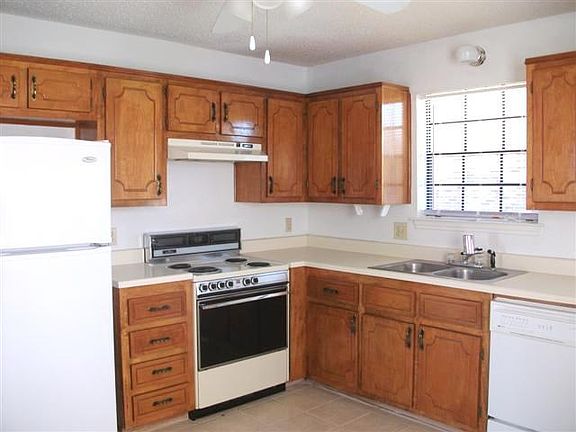 406 Main (3) (Small)KITCHENTWO_10012013