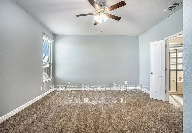 1912 Albany Ln — Photo 10