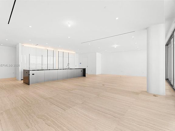 5th image of 5 Grove Isle #S330