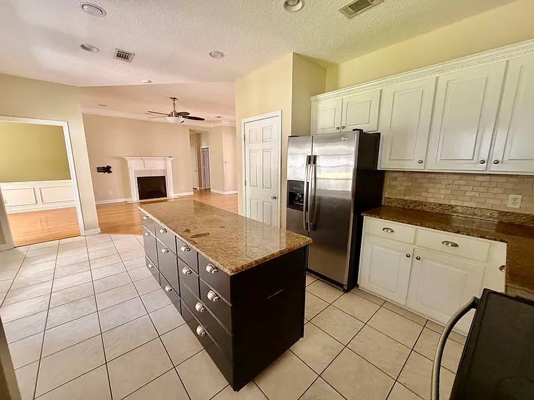 235 Wellington Pl — Photo 6