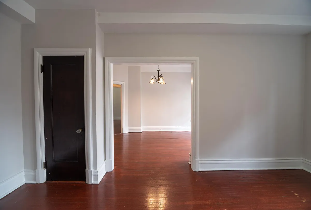 Building Photo - 100 W 39th St #B