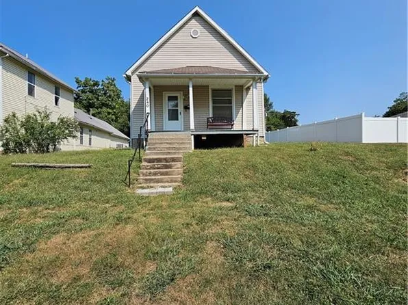 240 W 11th St, Horton, KS 66439