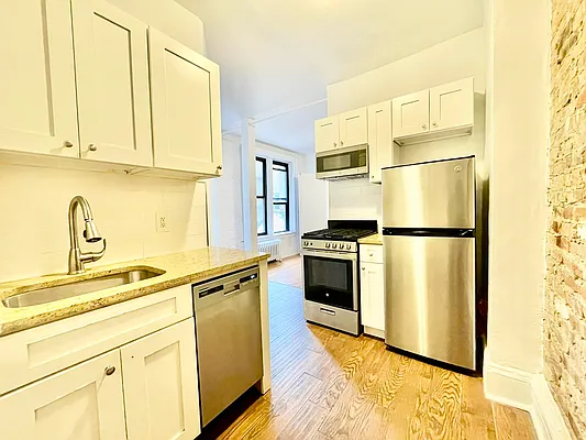 Rented by HOLTON REAL ESTATE INC. | media 12