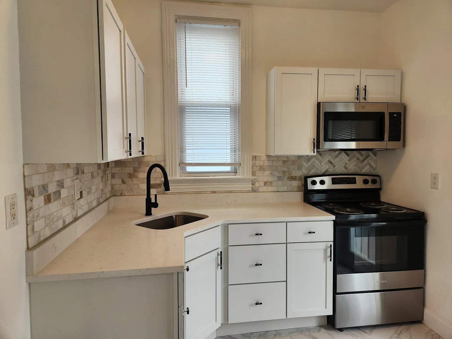 Studio, 450 sqft, $1,950 — Photo 3