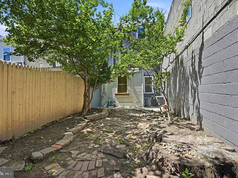 2009 E Sergeant St — Photo 23