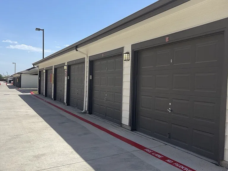 LA SIERRA APARTMENTS — Photo 20