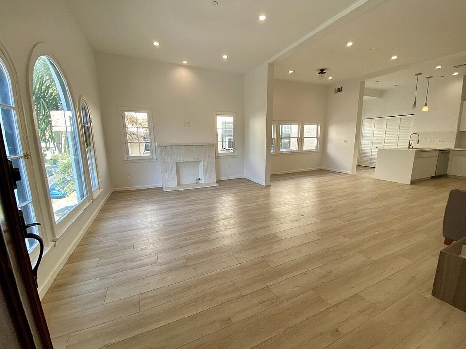 1st image of 400 N Gardner St #404