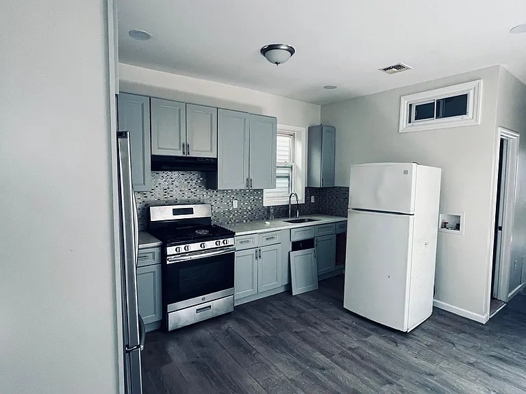 182 Bergen Ave #1 — Photo 10