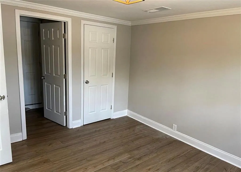 3 bed, 2.0 bath, 1073 sqft, $2,100 — Photo 4