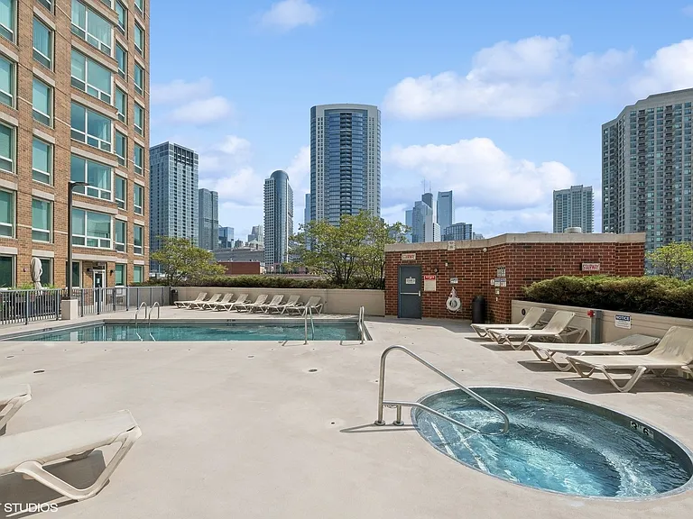 600 N Kingsbury St #1004 — Photo 12