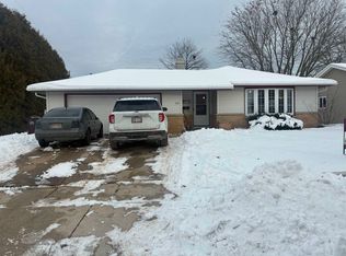 909 Lawton Ter, Manitowoc, WI 54220