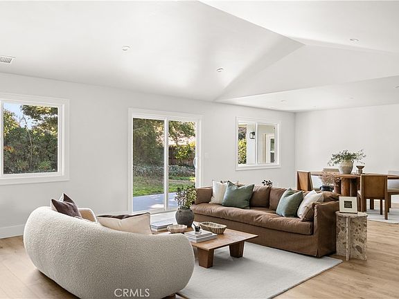 3rd image of 2 Canterbury Cir