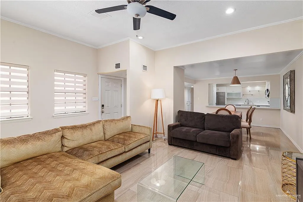 3 bed, 2.5 bath, 2428 sqft, $2,100 — Photo 3