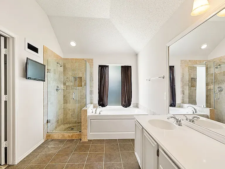 702 Lake Bridge Dr — Photo 6