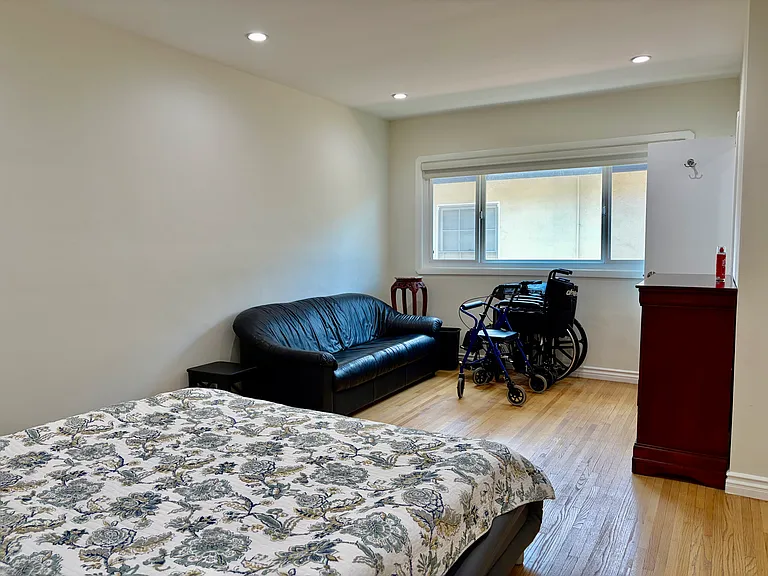 4506 Bakman Ave — Photo 5