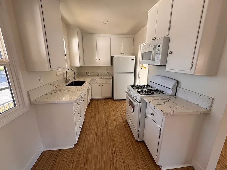 764 W Flora St — Photo 2