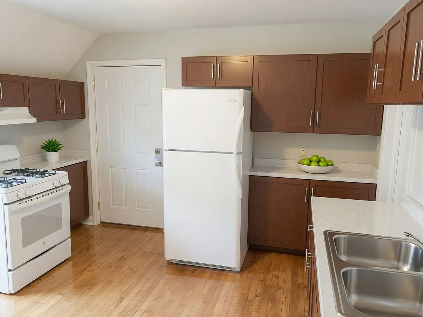 353 Lawson Ave E — Photo 2