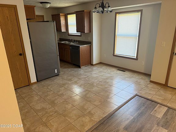 3rd image of 807 Remington Cir