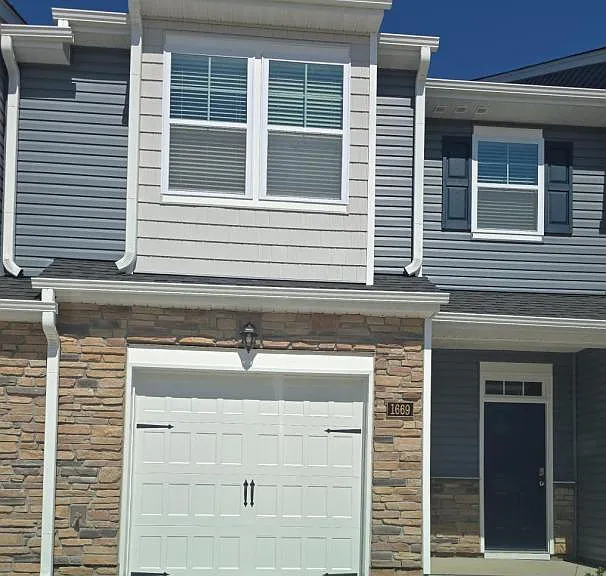 1667 Hallview Ct — Photo 1