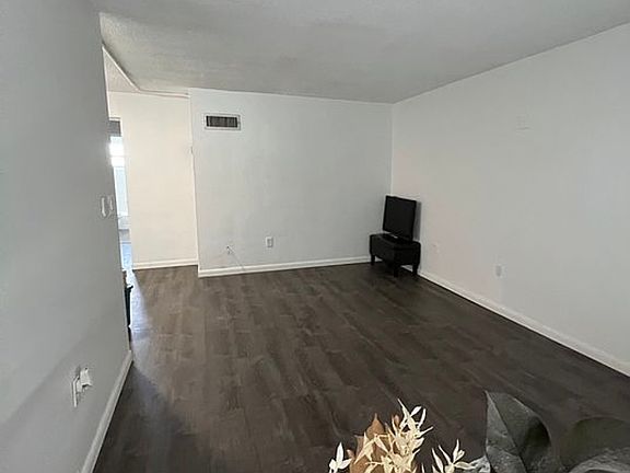 4th image of 1698 Jefferson Ave APT 37