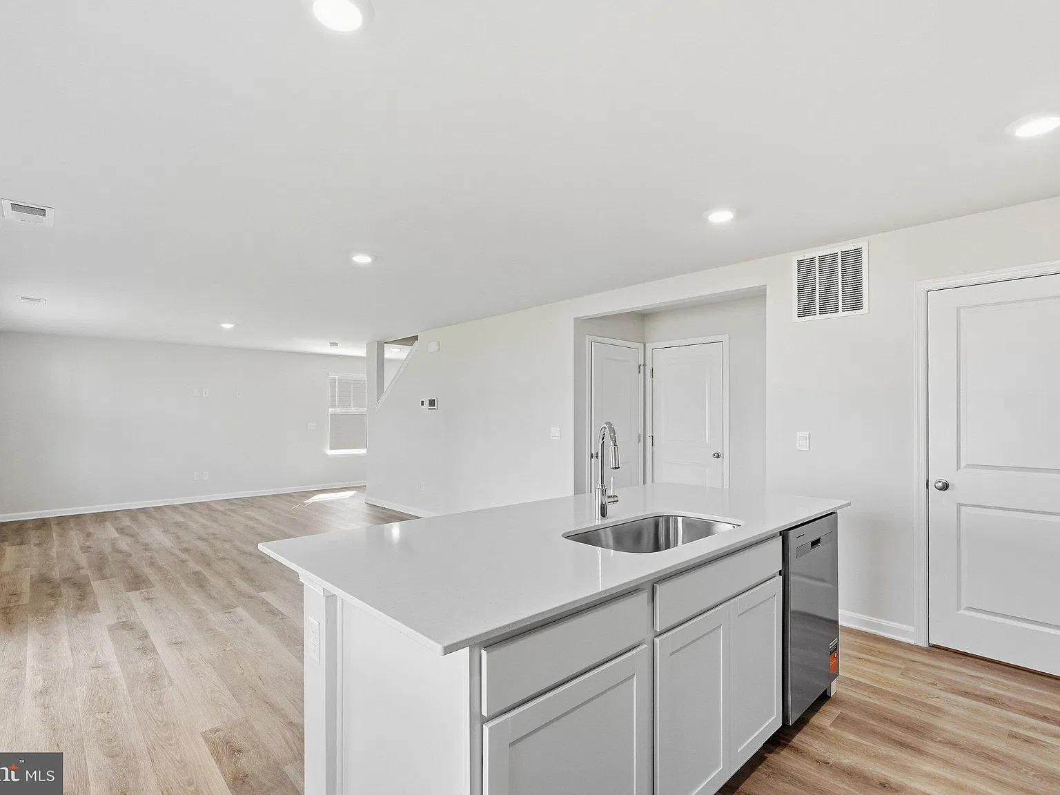 4 bed, 2.5 bath, 1906 sqft, $2,650 — Photo 3