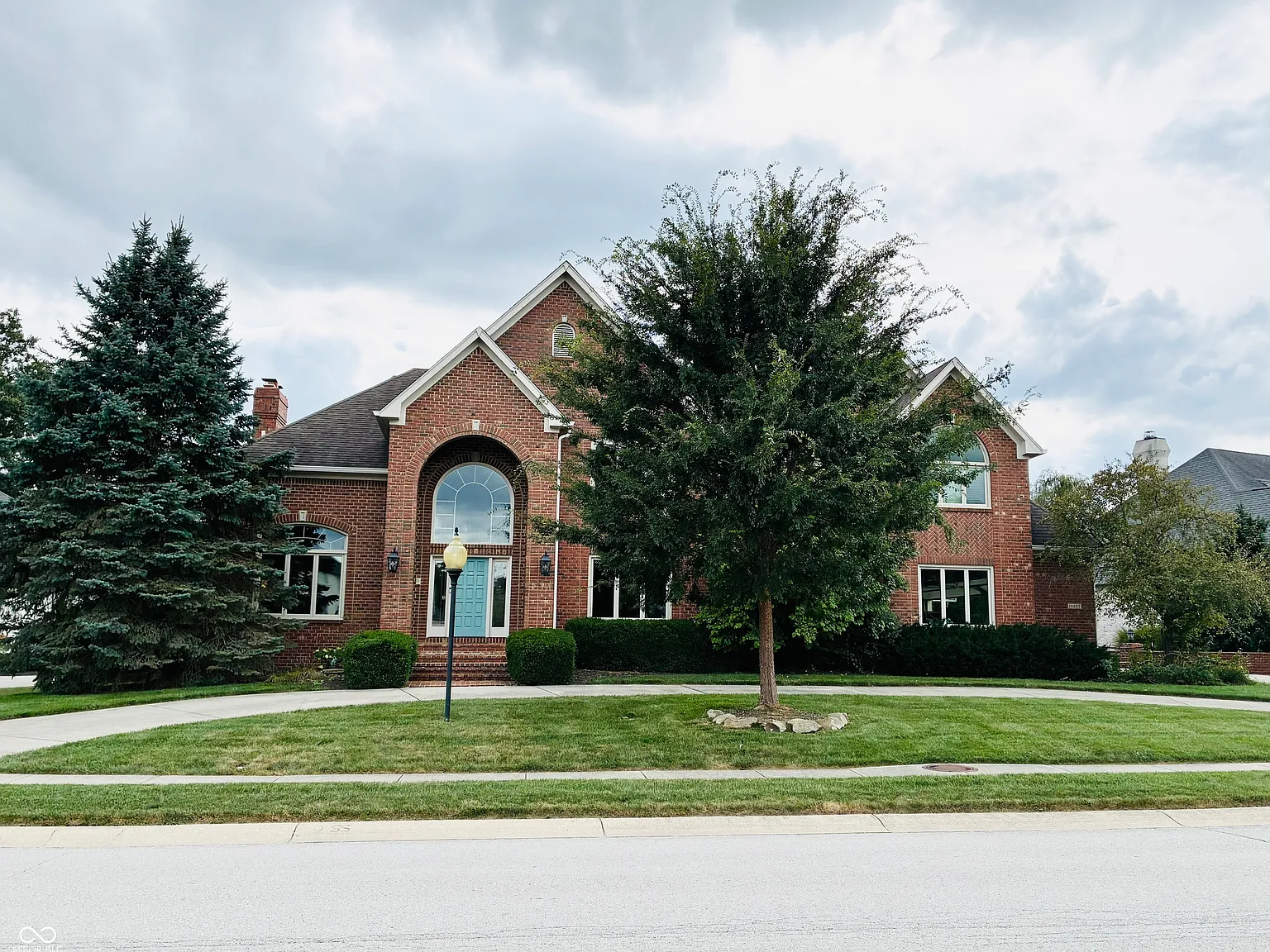 5 bed, 5.5 bath, 6060 sqft, $6,500 — Photo 1