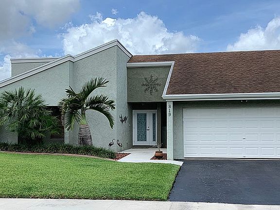 2nd image of 819 W Plantation Cir