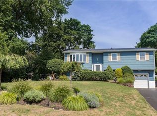 4 Beechnut Cir, Garnerville, NY 10923