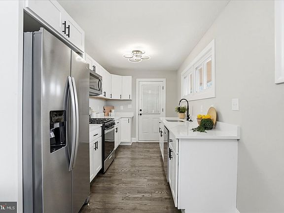 4th image of 662 Andrews Rd