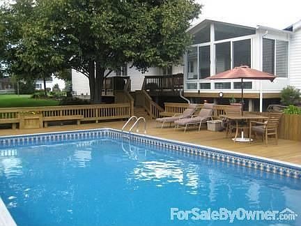 Pool/deck/3 season room