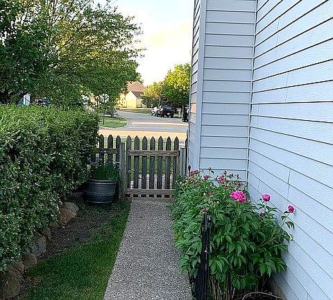 Sidewalk to Frontyard