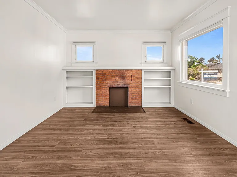 915 Civic Center Dr — Photo 8