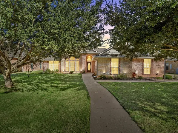 933 Queen Elizabeth Dr, Mc Gregor, TX 76657