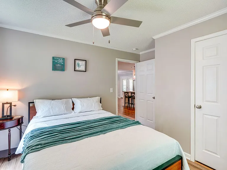 912 Spike Rd — Photo 2